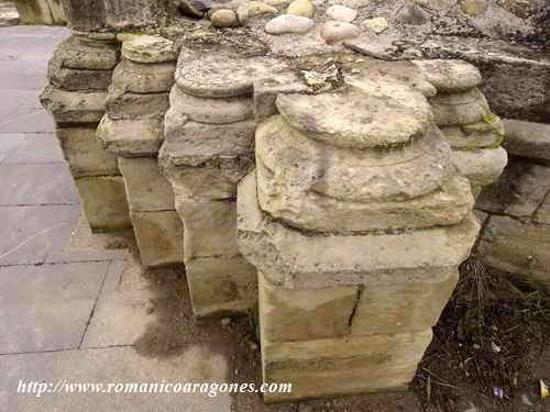GRUPO DE BASAS EN LA PILASTRA NORESTE